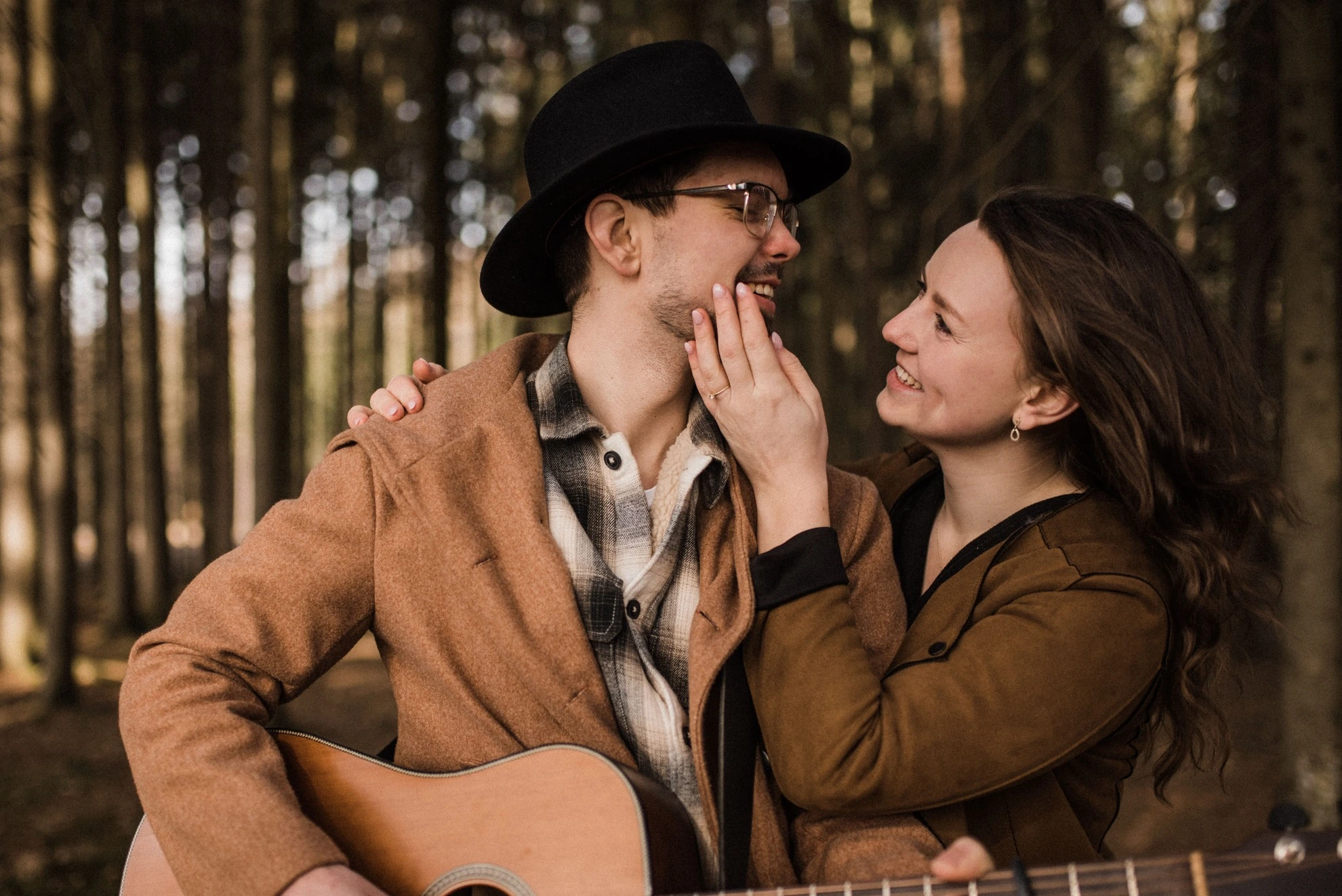 Jiřík držící kytaru a Maruška mu hledí do očí